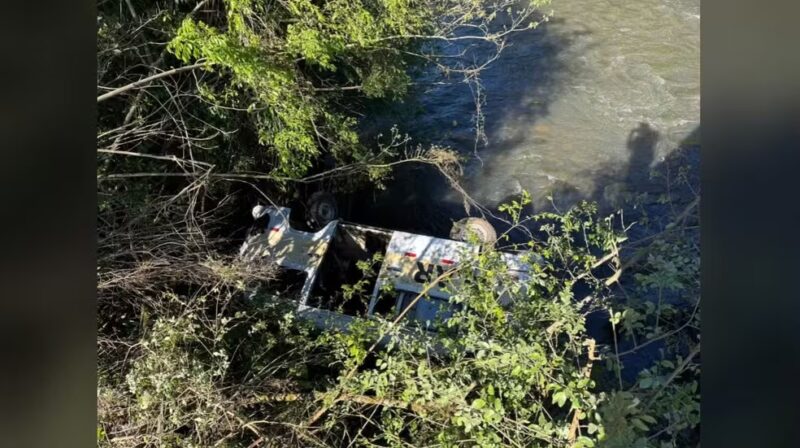 SC – Kombi escolar com crianças e mulher grávida capota e cai em rio