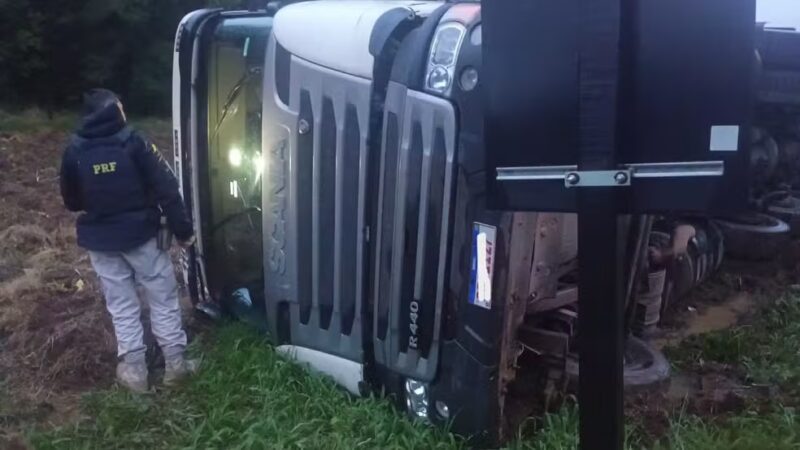 Trânsito – Motorista tomba caminhão ao pegar celular para responder a esposa enquanto dirigia no Paraná