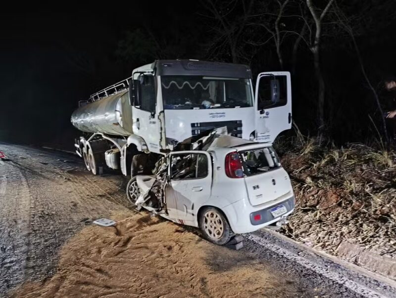 MG – Cinco pessoas morrem em acidente entre carro e caminhão em rodovia