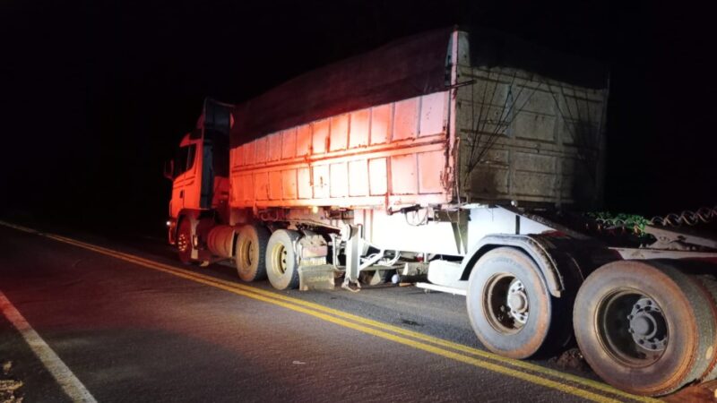 Trânsito – Semirreboque de carreta tomba na PR 239, em Assis Chateaubriand