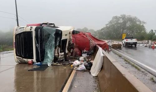 BR 163 – Motorista de carreta morre em tombamento em Lindoeste