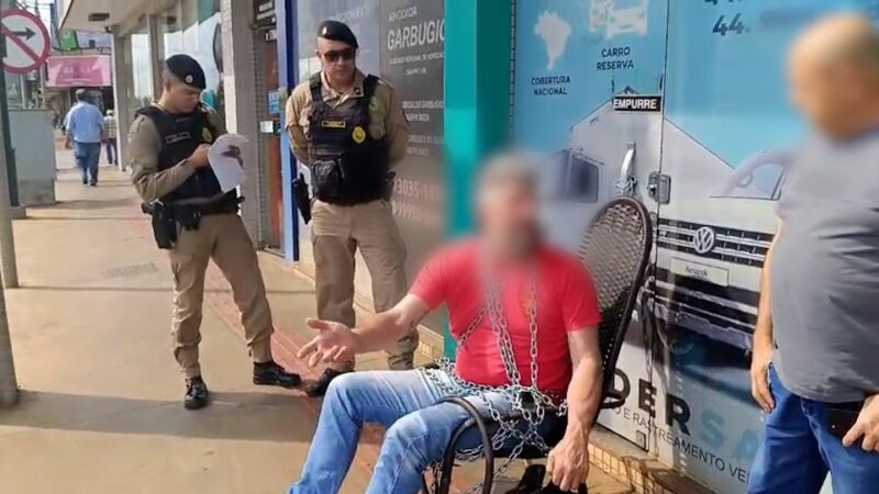 Sarandi – Cliente se acorrenta a estabelecimento em protesto por conserto não concluído