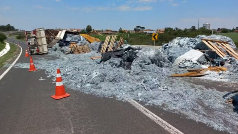 PR 151 – Caminhoneiro morre após carreta tombar no Paraná