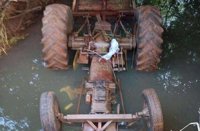 Região – Homem fica gravemente ferido após trator cair em rio em São José das Palmeiras