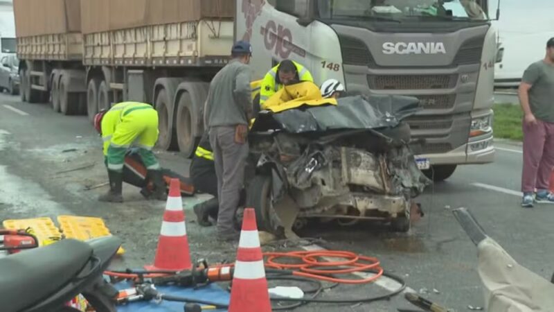 Trânsito – Casal sobrevive após ser prensado contra carreta em engavetamento envolvendo sete veículos no Paraná