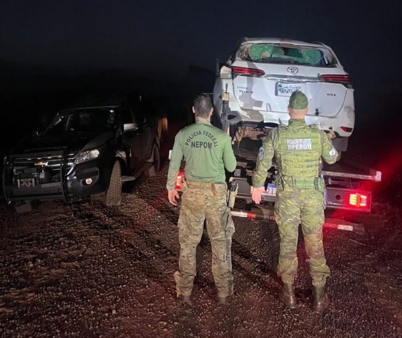 Mercedes – Policiais apreendem veículo furtado carregado com 1.500 pacotes de cigarros contrabandeados