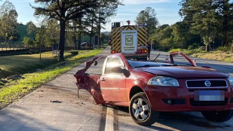 PR 280 – Carro parte ao meio e motorista morre após acidente