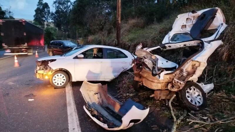Paraná – Carro parte ao meio ao bater de frente com outro, e passageira morre na BR 376