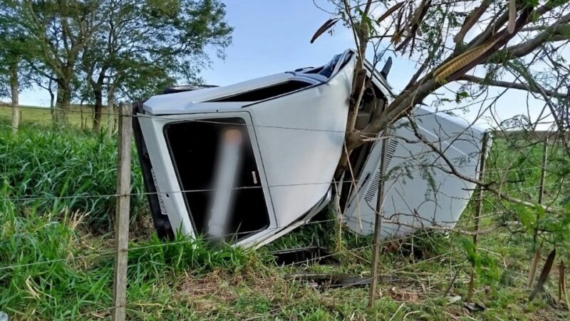 Trânsito – Jovem fica gravemente ferido após bater carro em árvore na PR 317