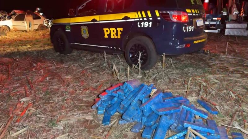 BR 277 – Motorista fica em estado grave ao capotar carro carregado com maconha