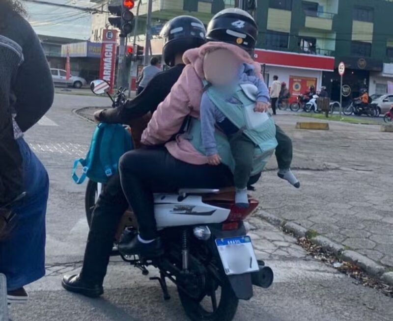 SC – Casal faz bebê de ‘mochila’ em garupa de moto e cena causa revolta na web