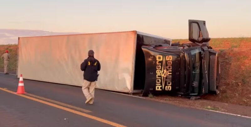 Trânsito – Carreta da dupla Rionegro & Solimões se envolve em acidente depois de show no Paraná