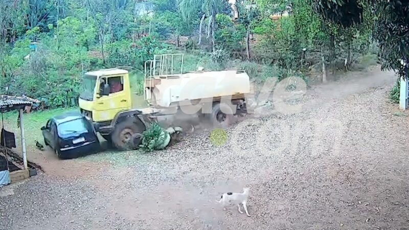 Região – Caminhão-pipa de prefeitura invade casa após falha nos freios