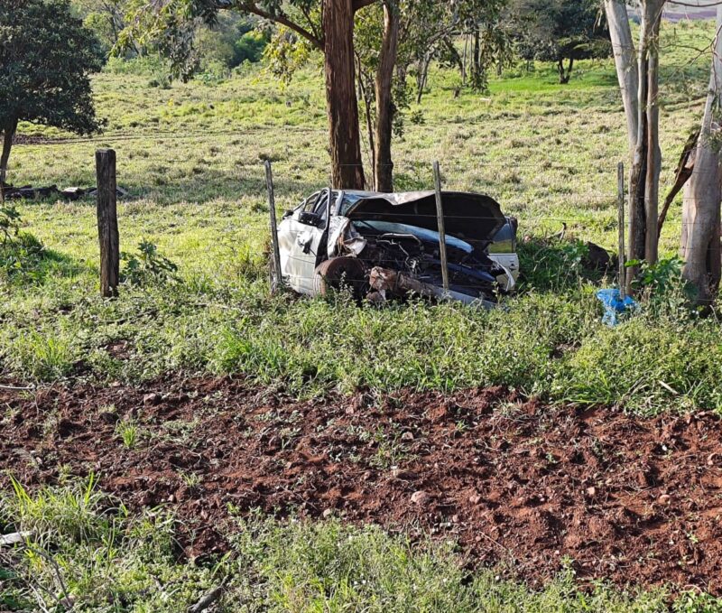 Trânsito – Capotamento na PR-488 deixa um morto e um ferido em Diamante d’Oeste