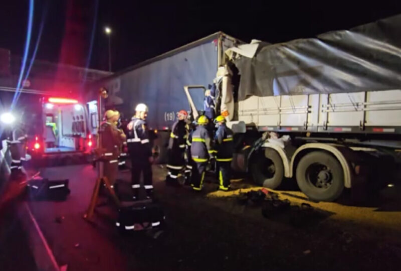 Trânsito – Caminhoneiro morre prensado na cabine em acidente na BR-116