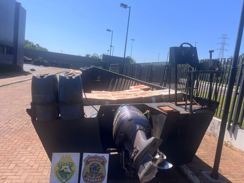 Mercedes – Policiais apreendem embarcação carregada de cigarros paraguaios