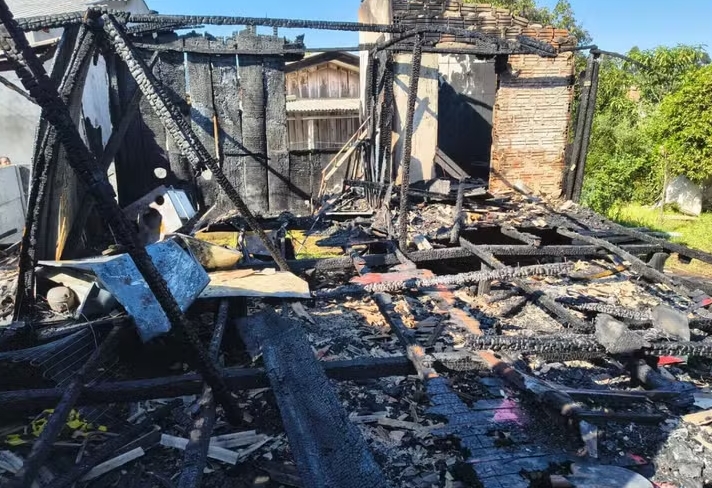 Segurança – Três homens morrem carbonizados após casa pegar fogo no PR, e polícia investiga se incêndio foi criminoso