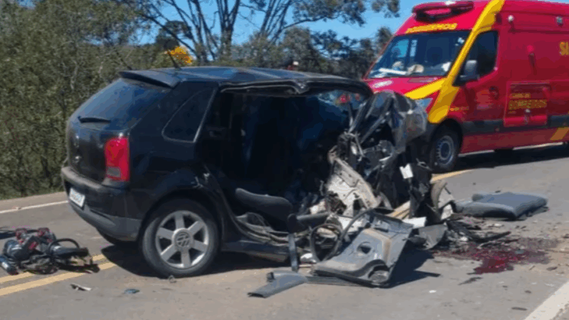 Trânsito – Acidente frontal deixa dois mortos e três feridos na BR 153
