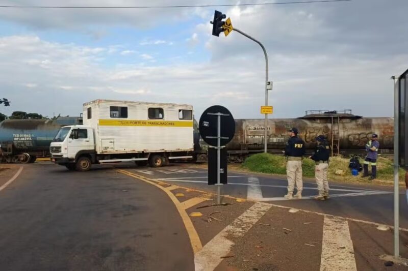 Paraná – Caminhão que transportava trabalhadores é atingido por trem em cruzamento e homem é socorrido em estado grave