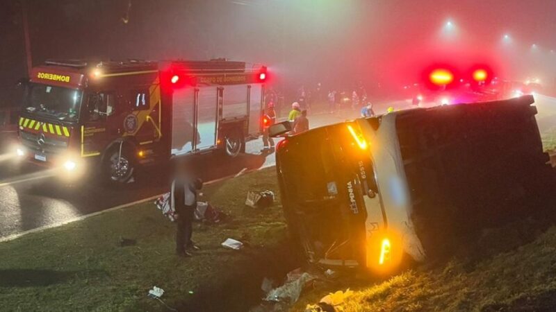 BR 277 – Ônibus perde controle e tomba em Cascavel com 35 passageiros; ao menos uma pessoa morreu
