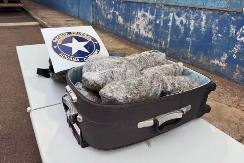 Cascavel – Passageiro corre em cima de carros ao tentar fugir de agentes da Receita Federal após droga ser encontrada na mala dele