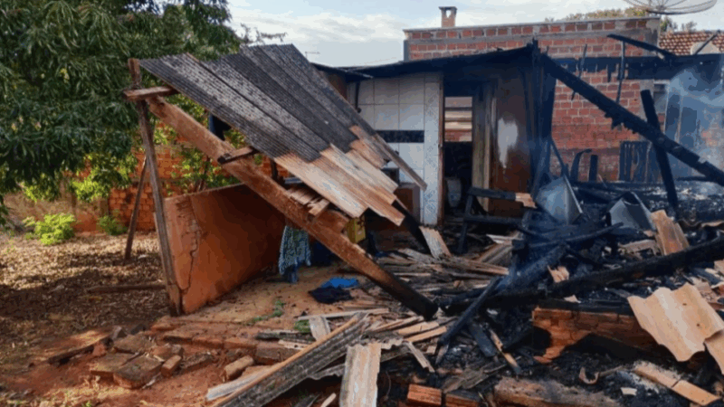 Paraná – Cadeirante morre em incêndio que destruiu casa de madeira
