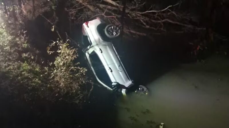 Trânsito – Casal morre voltando de festa de igreja após caminhonete cair de ponte e parar dentro de rio, no Paraná
