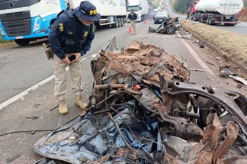 Trânsito – Carro invade pista contrária, parte ao meio e motorista é ejetado durante acidente na BR-376, no Paraná