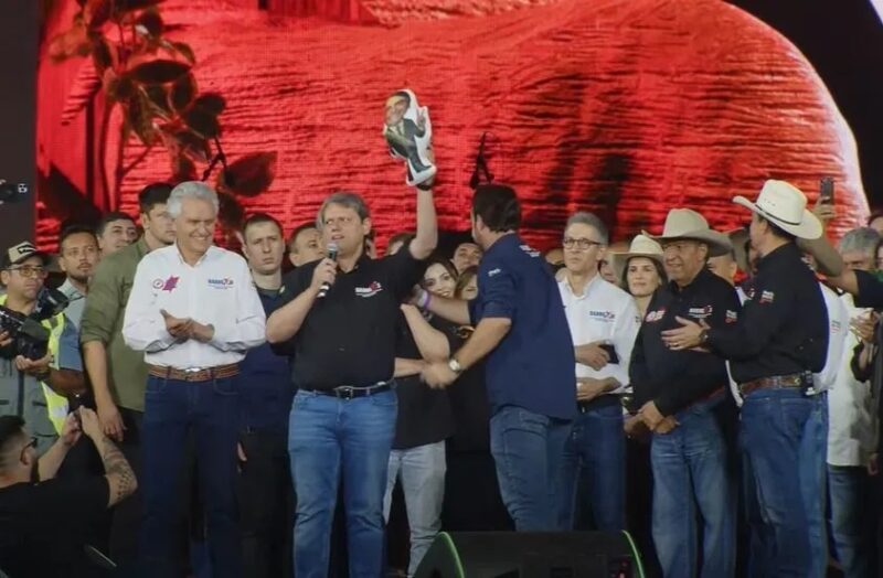 SP – Em Barretos, Tarcísio defende Bolsonaro e agradece: “Fez tudo por mim”