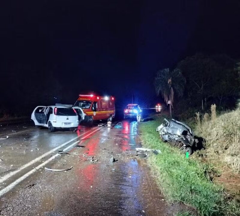 Trânsito – Três pessoas morrem após carros baterem de frente na BR 468