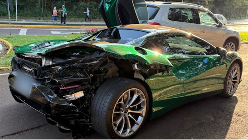 Trânsito – McLaren se envolve em batida com Corsa em Toledo