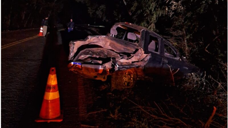 PR 456 – Dois morrem após caminhonete bater em árvore e capotar