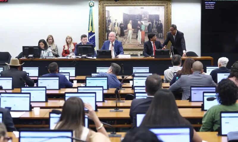 Brasília – CCJ aprova aumento de pena para aliciamento de crianças na internet