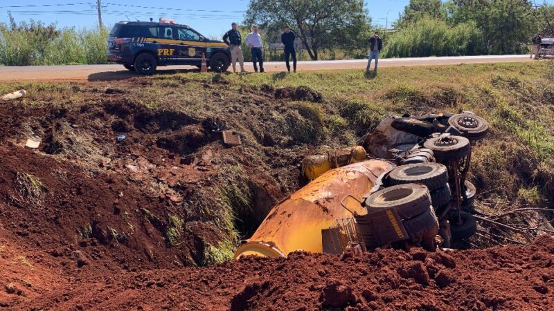 Cascavel – Caminhão carregado com 25 toneladas de concreto tomba após batida na BR 369
