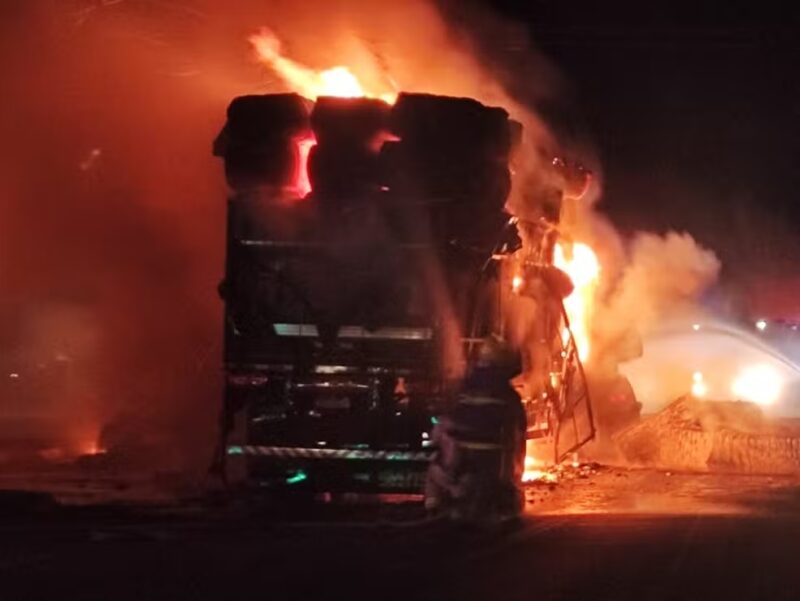 Trânsito – Explosão após colisão entre carretas mata motorista e bloqueia BR-277 por seis horas no Paraná