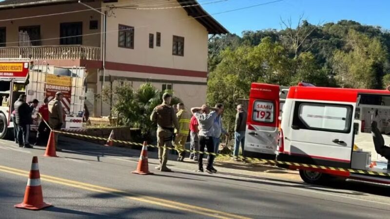 SC – Prédio desaba e quatro apartamentos caem no rio