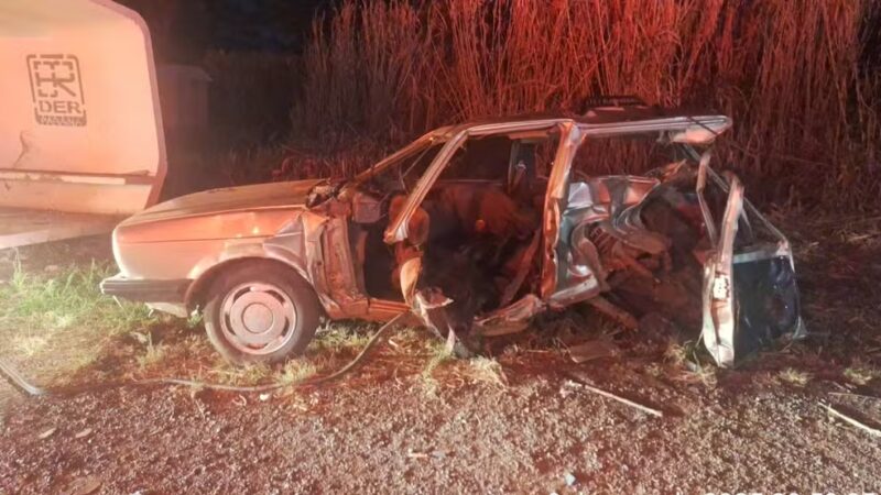 Trânsito – Passageira morre após caminhonete atingir carro e veículo ser arremessado contra ponto de ônibus, no Paraná