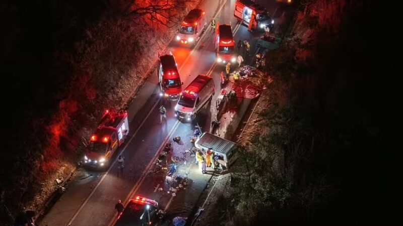 BR 452 – Quatro pessoas morrem e 16 ficam feridas em batida entre carro e van em MG