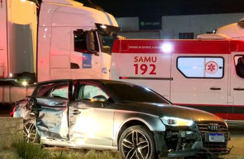 Trânsito – Caminhoneiro avança sinal vermelho e bate em carro; mãe e filho morrem em acidente no Paraná