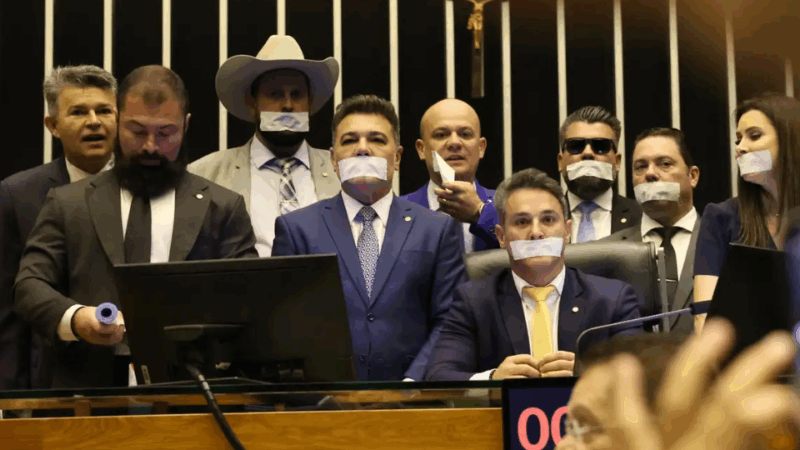 Brasília – Oposição ocupa plenários da Câmara e Senado e cobra anistia após prisão domiciliar de Bolsonaro