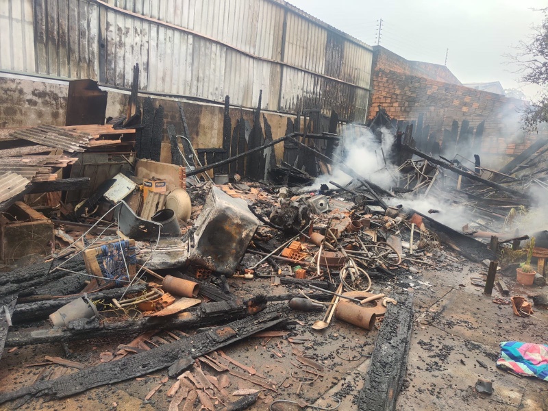 Guaíra – Incêndio de grandes proporções destrói residência no centro da cidade