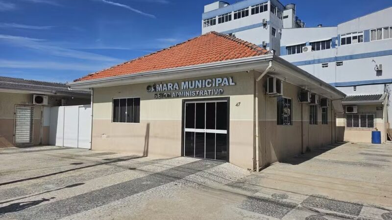 Paraná – Funcionária encontra câmera escondida em banheiro feminino de Câmara Municipal de Matinhos