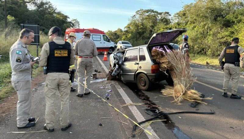 Trânsito – Motorista de Uno morre em grave colisão contra caminhão em rodovia do Paraná