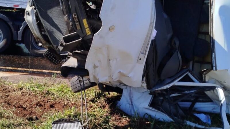 BR 369 – Uma pessoa morre e outra fica gravemente ferida após batida entre van e carreta