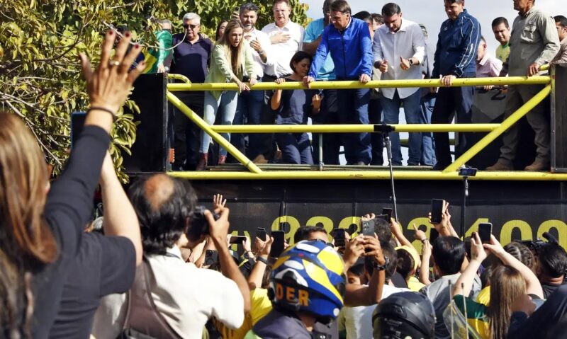 DF – Bolsonaro participa de ‘motociata’ em Brasília