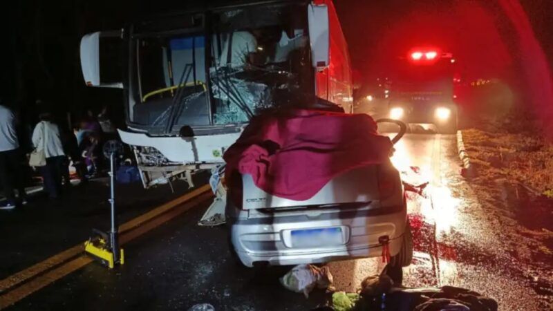 MG – Acidente entre ônibus de romeiros e carro termina com 5 mortos em rodovia