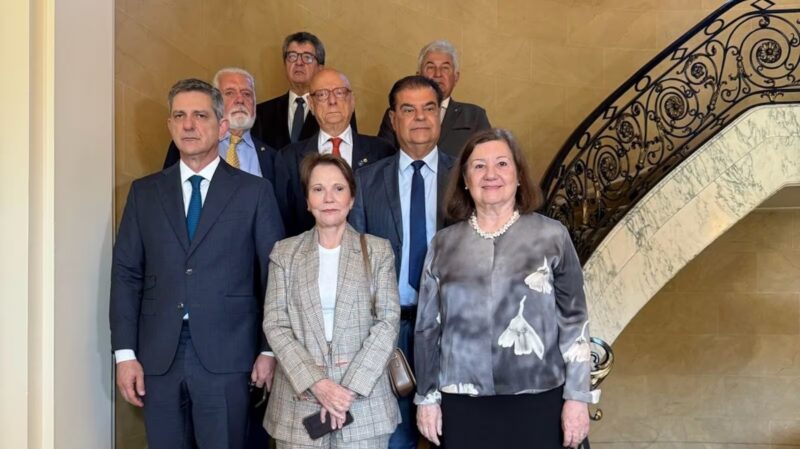 Internacional – Missão nos EUA tenta barrar tarifaço e senadores afastam possível adiamento