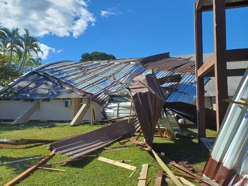 Ciclone em SC: ventos de quase 100 km/h causam destelhamentos e balançam carros e árvores