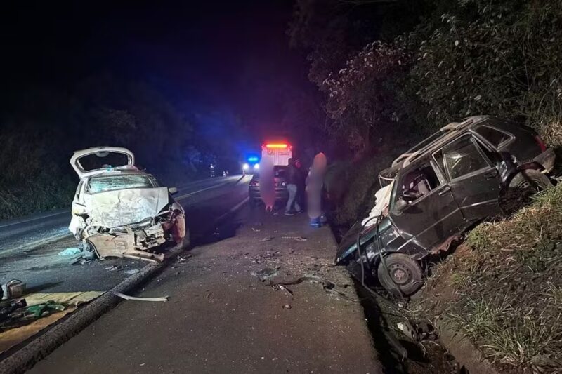 Paraná – Carros batem de frente, um passageiro morre e outras quatro pessoas ficam feridas