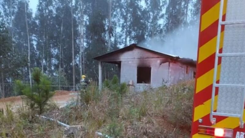 SC – Idoso é preso após jogar álcool e atear fogo na companheira enquanto ela dormia